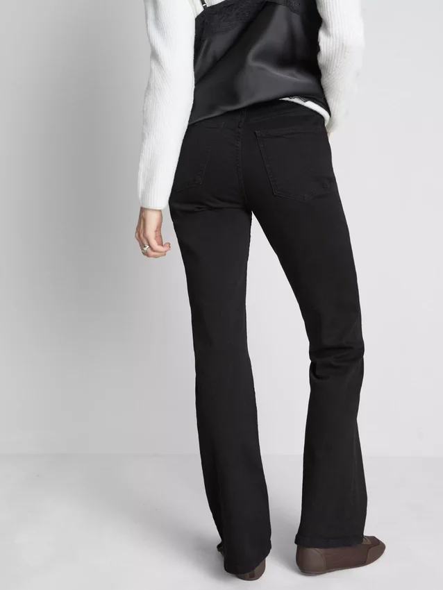 Bootcut-Jeans aus Baumwolle mit mittlerer Leibhöhe Bootcut-Jeans aus Baumwolle mit mittlerer Leibhöhe