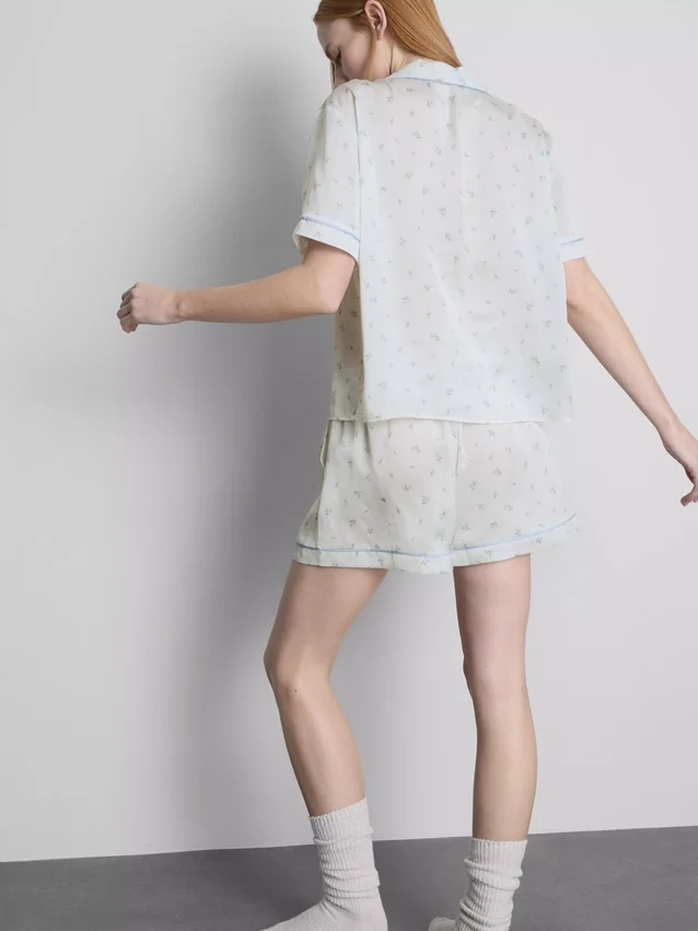 Boyfriend-Schlafanzug-Shorts aus Satin mit Blumenmuster Boyfriend-Schlafanzug-Shorts aus Satin mit Blumenmuster