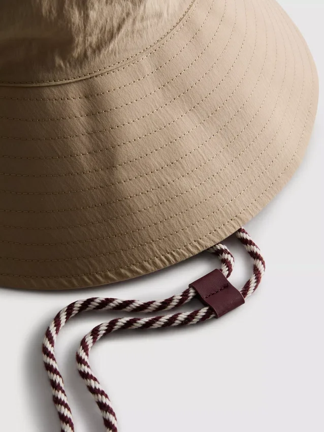 Bucket-Hat mit Kinnriemen Bucket-Hat mit Kinnriemen