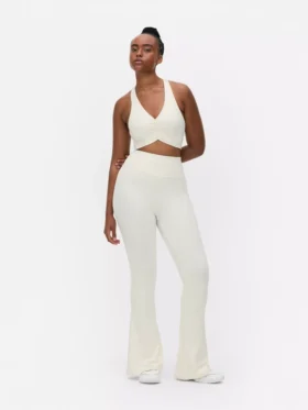 Butterweiche Leggings mit ausgestelltem Bein