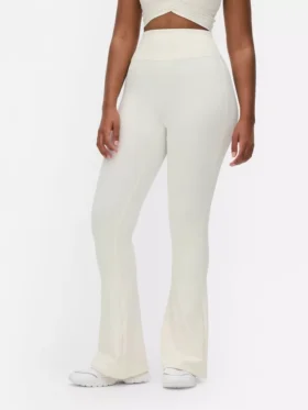 Butterweiche Leggings mit ausgestelltem Bein