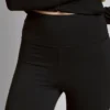 Butterweiche Leggings mit ausgestelltem Bein Butterweiche Leggings mit ausgestelltem Bein
