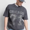 Chicago-Grafik-Hemd mit V-Ausschnitt Chicago-Grafik-Hemd mit V-Ausschnitt