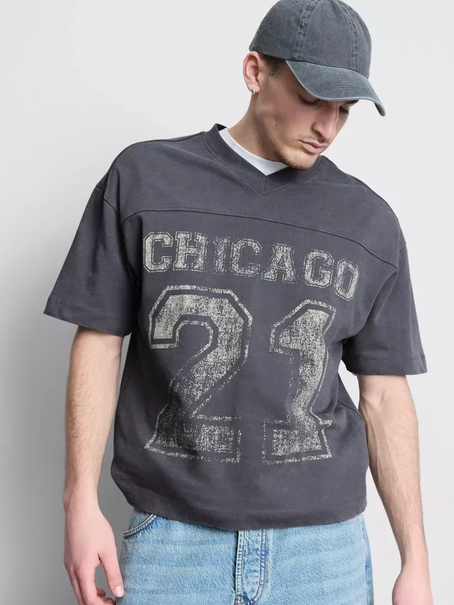 Chicago-Grafik-Hemd mit V-Ausschnitt Chicago-Grafik-Hemd mit V-Ausschnitt