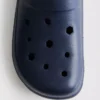 Clogs mit Fersenriemen