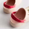Clogs mit Frucht-Emblem