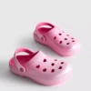Clogs mit Herzmotiv