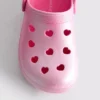 Clogs mit Herzmotiv