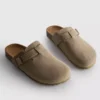 Clogs mit Schnallenriemen