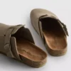 Clogs mit Schnallenriemen