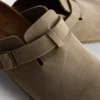 Clogs mit Schnallenriemen