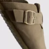 Clogs mit Schnallenriemen