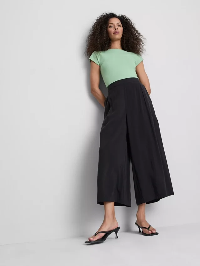 Culotte-Hose mit mittlerer Leibhöhe und weitem Bein Culotte-Hose mit mittlerer Leibhöhe und weitem Bein