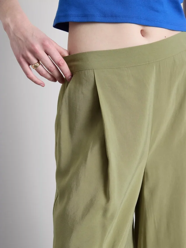 Culotte-Hose mit mittlerer Leibhöhe und weitem Bein Culotte-Hose mit mittlerer Leibhöhe und weitem Bein
