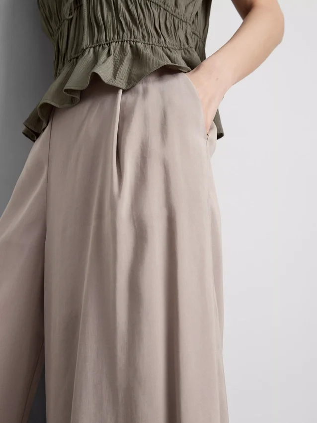Culotte-Hose mit mittlerer Leibhöhe und weitem Bein Culotte-Hose mit mittlerer Leibhöhe und weitem Bein