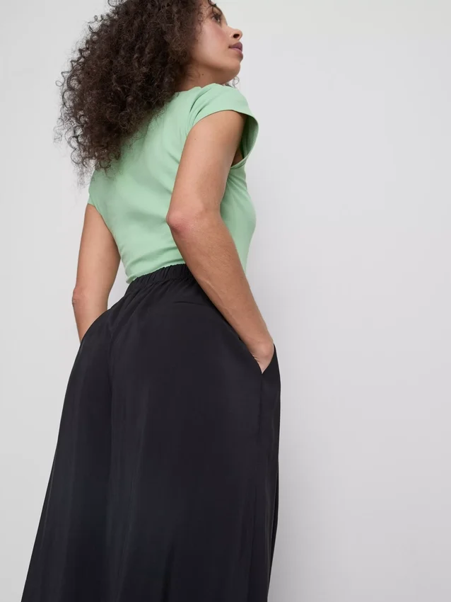 Culotte-Hose mit mittlerer Leibhöhe und weitem Bein Culotte-Hose mit mittlerer Leibhöhe und weitem Bein