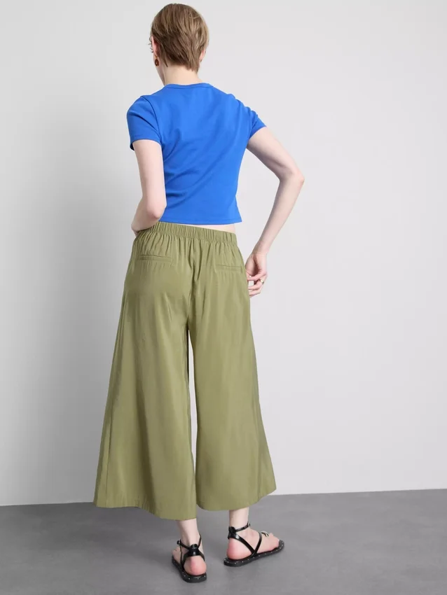 Culotte-Hose mit mittlerer Leibhöhe und weitem Bein Culotte-Hose mit mittlerer Leibhöhe und weitem Bein