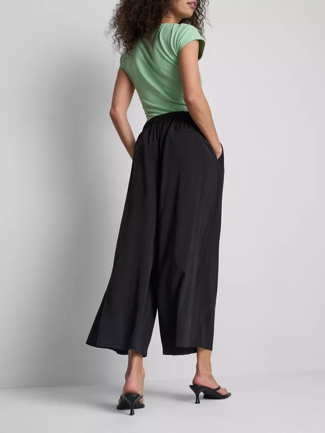 Culotte-Hose mit mittlerer Leibhöhe und weitem Bein Culotte-Hose mit mittlerer Leibhöhe und weitem Bein