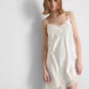 Das asymmetrische Slip-Kleid aus Satin-Spitze von The Edit Das asymmetrische Slip-Kleid aus Satin-Spitze von The Edit