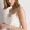 Das asymmetrische Slip-Kleid aus Satin-Spitze von The Edit Das asymmetrische Slip-Kleid aus Satin-Spitze von The Edit