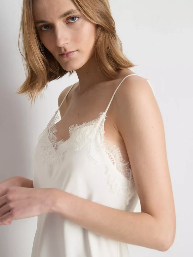 Das asymmetrische Slip-Kleid aus Satin-Spitze von The Edit Das asymmetrische Slip-Kleid aus Satin-Spitze von The Edit