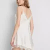 Das asymmetrische Slip-Kleid aus Satin-Spitze von The Edit Das asymmetrische Slip-Kleid aus Satin-Spitze von The Edit