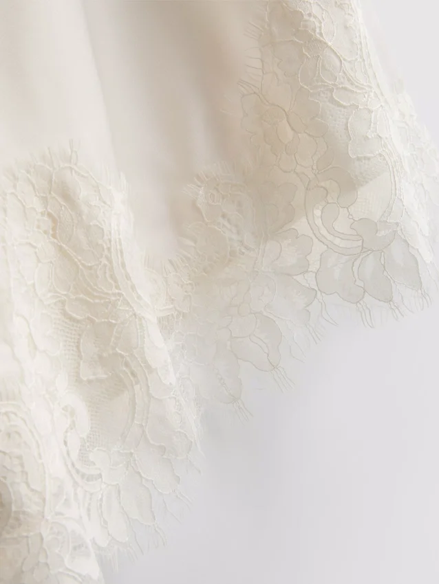Das asymmetrische Slip-Kleid aus Satin-Spitze von The Edit Das asymmetrische Slip-Kleid aus Satin-Spitze von The Edit