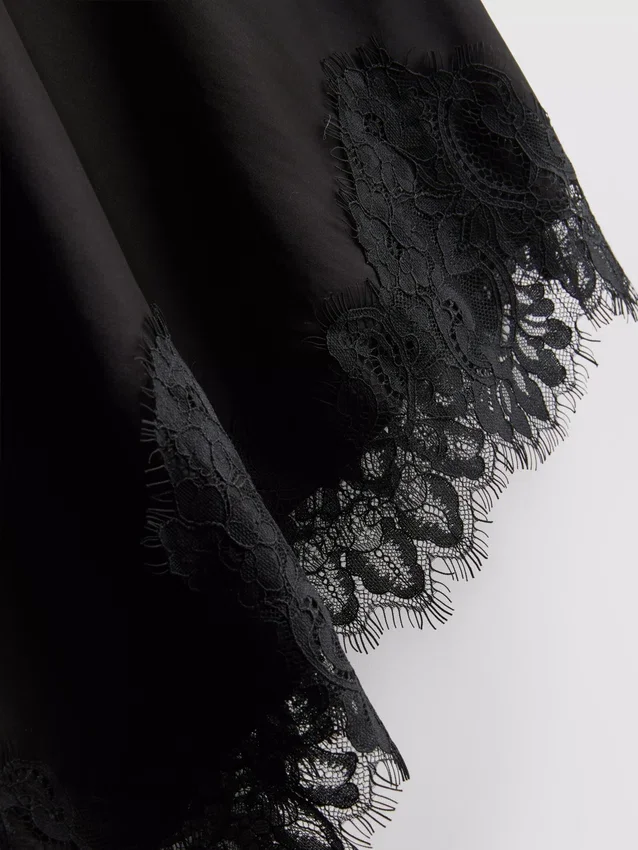 Das asymmetrische Slip-Kleid aus Satin-Spitze von The Edit Das asymmetrische Slip-Kleid aus Satin-Spitze von The Edit
