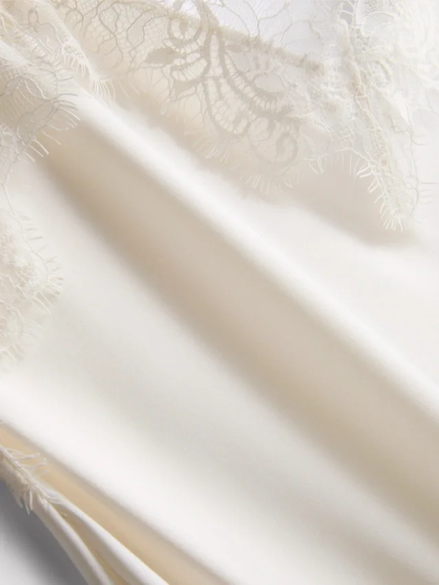 Das asymmetrische Slip-Kleid aus Satin-Spitze von The Edit Das asymmetrische Slip-Kleid aus Satin-Spitze von The Edit