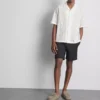 Das bestickte Baumwollhemd mit kurzen Ärmeln von The Edit Das bestickte Baumwollhemd mit kurzen Ärmeln von The Edit