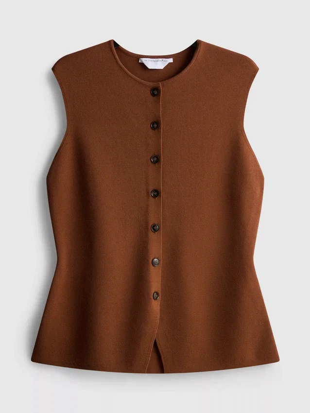 Das gestrickte Tanktop mit Knopfleiste von „The Edit“ Das gestrickte Tanktop mit Knopfleiste von „The Edit“