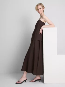 Das Midi-Kleid aus Leinenmischung mit Stufenschnitt von The Edit