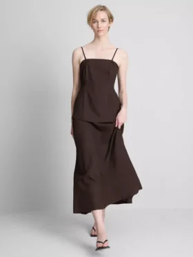 Das Midi-Kleid aus Leinenmischung mit Stufenschnitt von The Edit