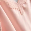 Das „The Edit“ Satin-Spitzen-Schlafanzug-Top Das „The Edit“ Satin-Spitzen-Schlafanzug-Top
