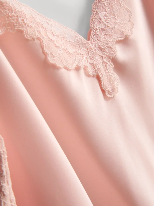 Das „The Edit“ Satin-Spitzen-Schlafanzug-Top Das „The Edit“ Satin-Spitzen-Schlafanzug-Top