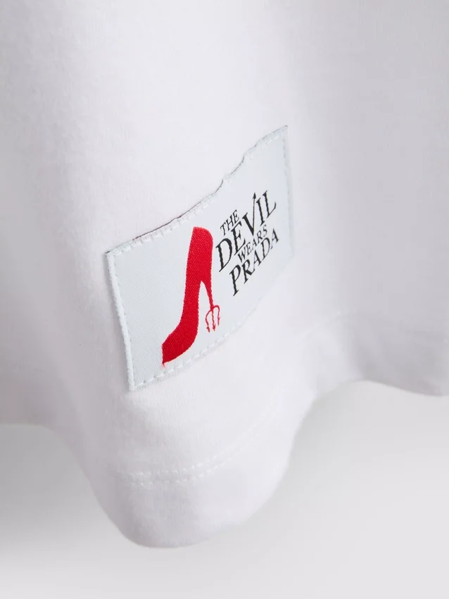 „Der Teufel trägt Prada“ – Baumwoll-T-Shirt mit Aufdruck „Der Teufel trägt Prada“ – Baumwoll-T-Shirt mit Aufdruck
