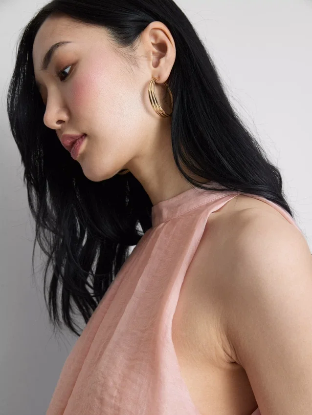 Die drapierte Halter-Bluse „Air Flow“ von The Edit Die drapierte Halter-Bluse „Air Flow“ von The Edit