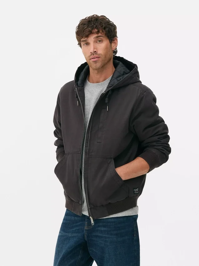 Die „Stronghold Canvas“-Kapuzenjacke Die „Stronghold Canvas“-Kapuzenjacke