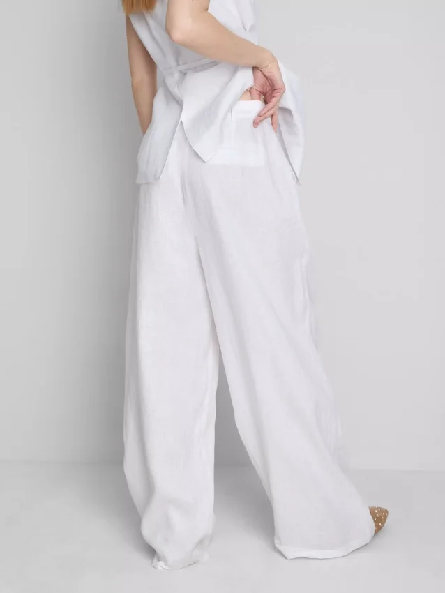Die „The Edit“-Plissee-Leinenhose mit weitem Bein Die „The Edit“-Plissee-Leinenhose mit weitem Bein