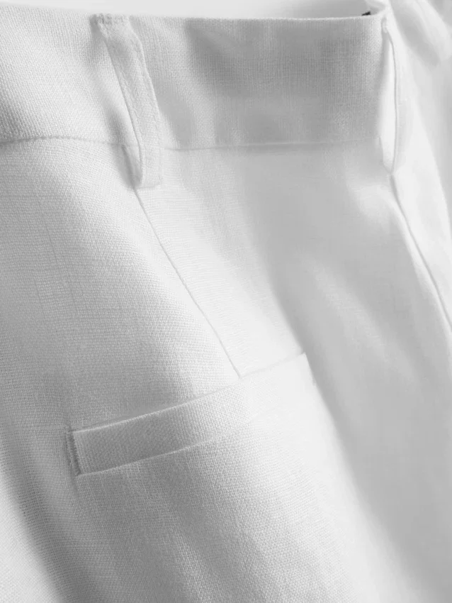 Die „The Edit“-Plissee-Leinenhose mit weitem Bein Die „The Edit“-Plissee-Leinenhose mit weitem Bein