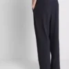 Die „The Edit“-Plisseehose Die „The Edit“-Plisseehose
