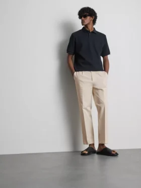 Die „The Edit“ Slim-Fit-Hose mit Pfirsichstruktur