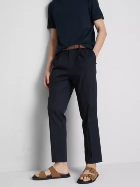 Die „The Edit“ Slim-Fit-Hose mit Pfirsichstruktur
