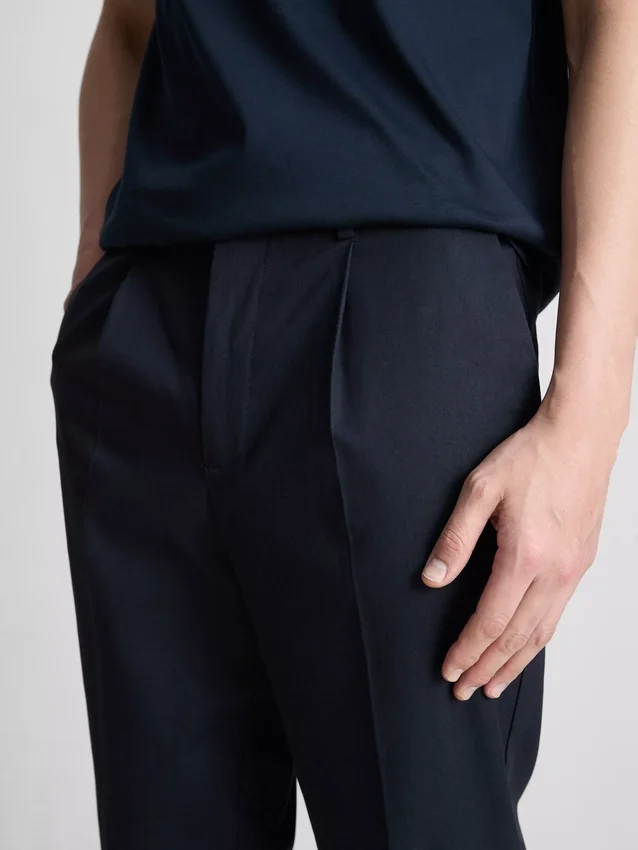 Die „The Edit“ Slim-Fit-Hose mit Pfirsichstruktur Die „The Edit“ Slim-Fit-Hose mit Pfirsichstruktur