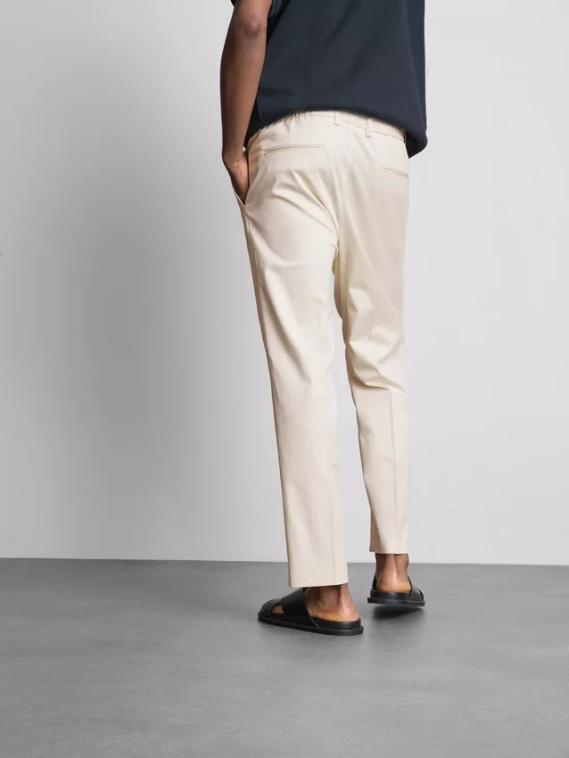 Die „The Edit“ Slim-Fit-Hose mit Pfirsichstruktur Die „The Edit“ Slim-Fit-Hose mit Pfirsichstruktur
