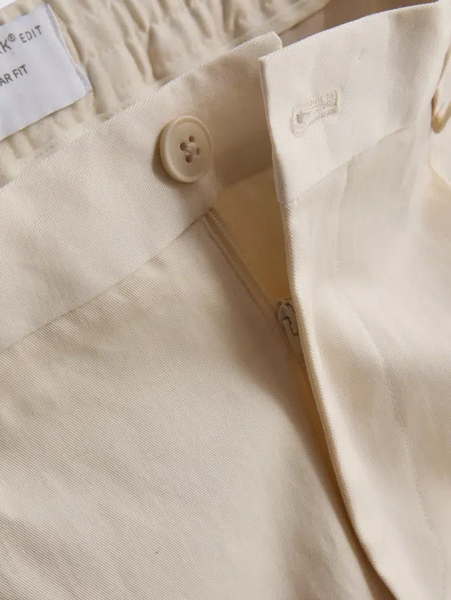 Die „The Edit“ Slim-Fit-Hose mit Pfirsichstruktur Die „The Edit“ Slim-Fit-Hose mit Pfirsichstruktur