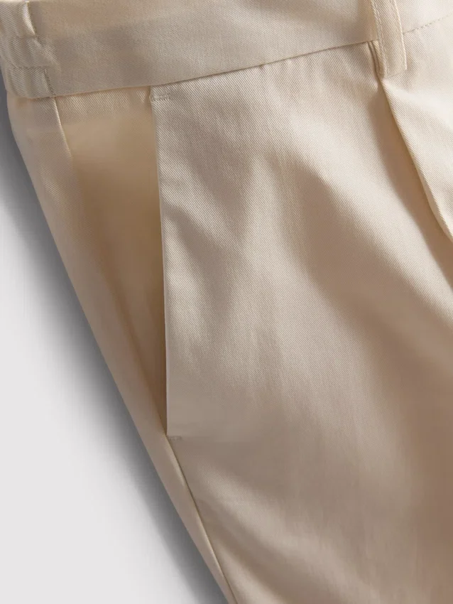 Die „The Edit“ Slim-Fit-Hose mit Pfirsichstruktur Die „The Edit“ Slim-Fit-Hose mit Pfirsichstruktur