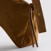 Die „The Edit“-Umhängetasche aus Wildleder mit Umschlag Die „The Edit“-Umhängetasche aus Wildleder mit Umschlag