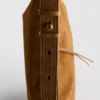 Die „The Edit“-Umhängetasche aus Wildleder mit Umschlag Die „The Edit“-Umhängetasche aus Wildleder mit Umschlag