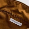 Die „The Edit“-Umhängetasche aus Wildleder mit Umschlag Die „The Edit“-Umhängetasche aus Wildleder mit Umschlag